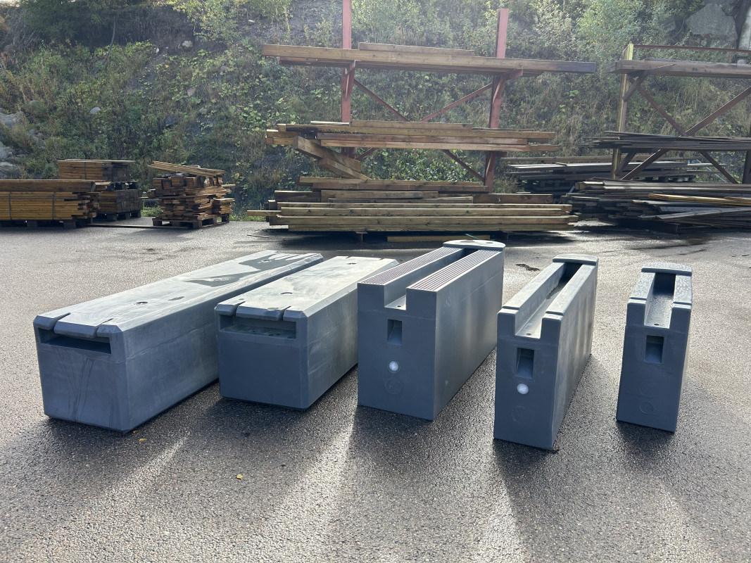 Flytere til utriggere og stålbrygge